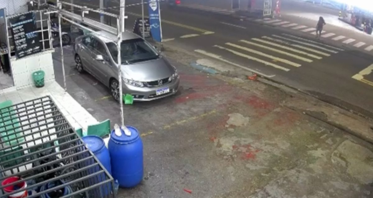 Câmera flagra atropelamento de idosa na faixa do Parque 10; motorista foge sem socorrer