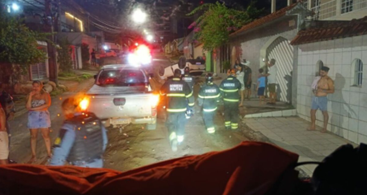 Carro capota após colidir com banco de areia de obra da Prefeitura no bairro Flores