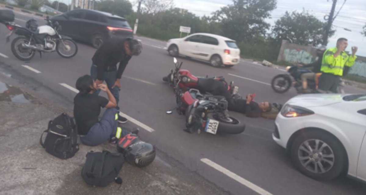 Colisão entre motos na Rotatória do Coroado deixa dois feridos e trava trânsito na zona leste