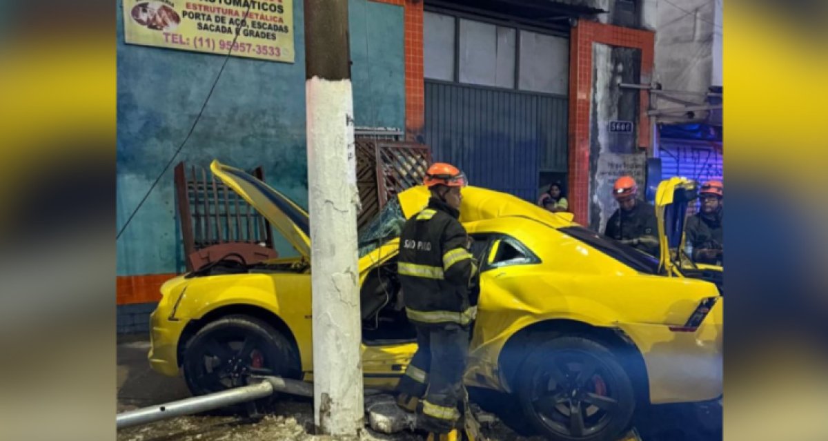 VÍDEO: PM perde controle de Camaro amarelo, bate em poste e é socorrido de helicóptero