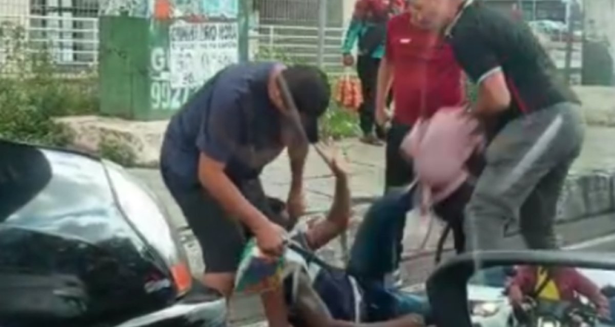 VÍDEO: Suspeito de furtar celular em ônibus é cercado e agredido por populares na Pedro Teixeira