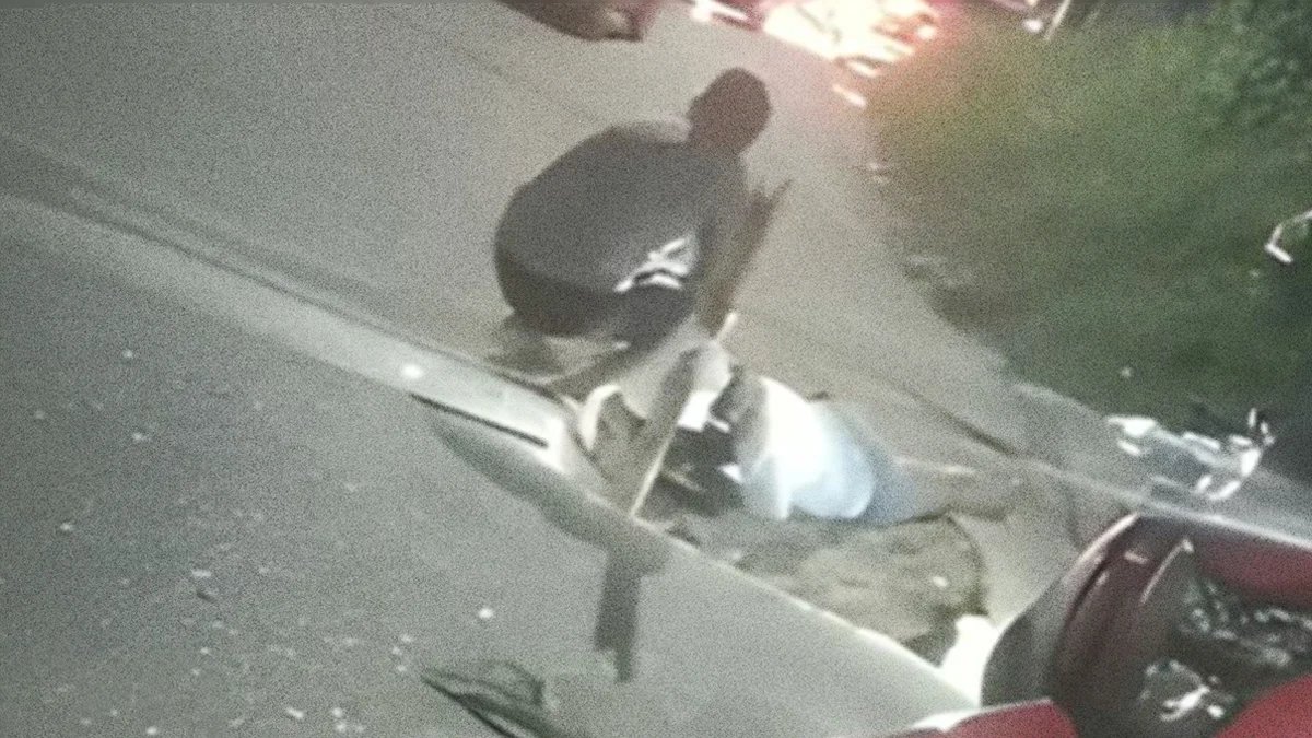 VÍDEO: Motociclista sofre acidente ao cair em buraco no Jorge Teixeira, em Manaus