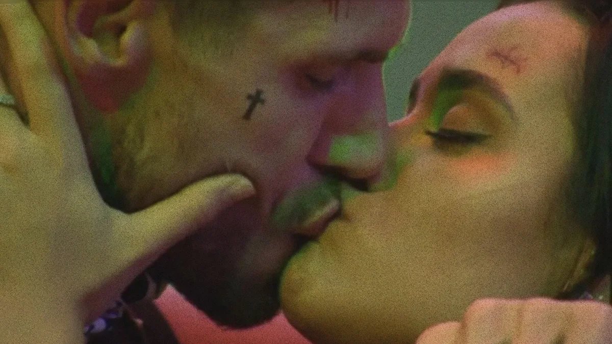 Beijo no BBB 26: Jonas e Jordana se envolvem em festa do reality