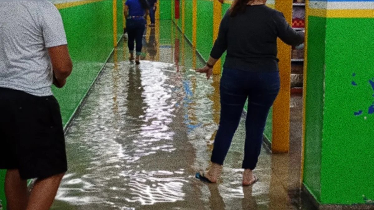 VÍDEO: Chuvas em Manaus invadem escola e causam pânico entre alunos e professores