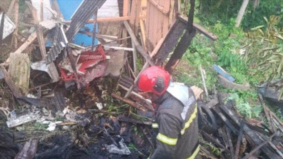 Incêndio em Presidente Figueiredo destrói casa após queima de lixo descontrolada