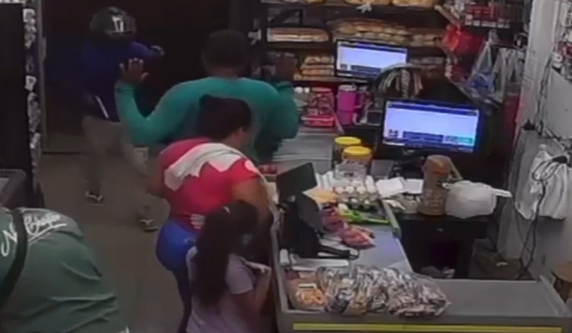 VÍDEO: bandidos rendem clientes e crianças em assalto a loja em Manaus