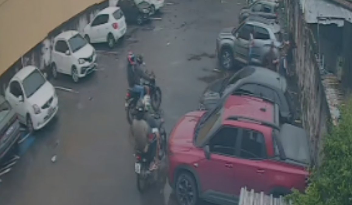 VÍDEO: criminosos cercam mulheres e fazem assalto em estacionamento de faculdade em Manaus