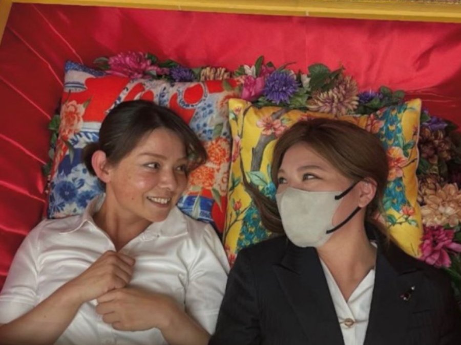 Meditar dentro de caixão vira tendência no Japão e propõe “reflexão sobre a vida”