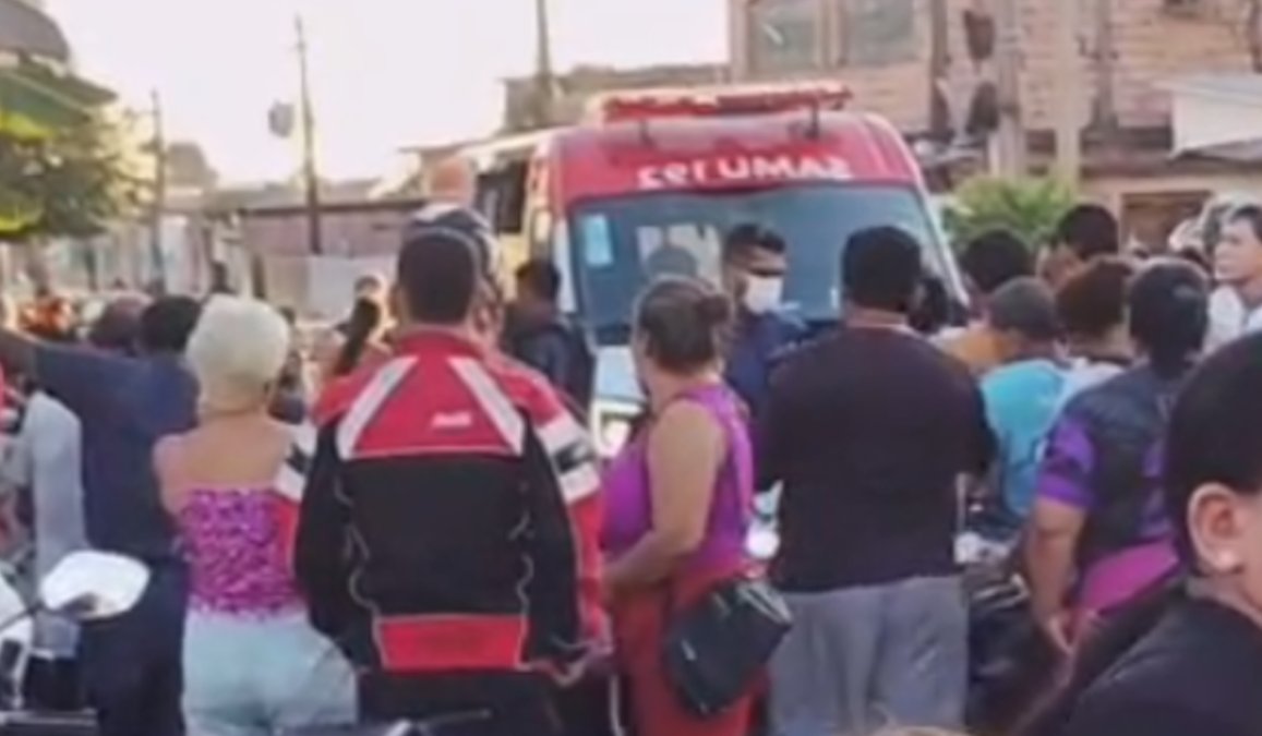 VÍDEO: avó morre atropelada ao tentar salvar neta de possível queda de poste em Manaus